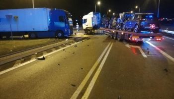 Śmiertelny wypadek na DK30 w pobliżu zjazdu na autostradę A4 w Zgorzelcu. Na zdjęciu pojazdy ciężarowe uczestniczące w zdarzeniu