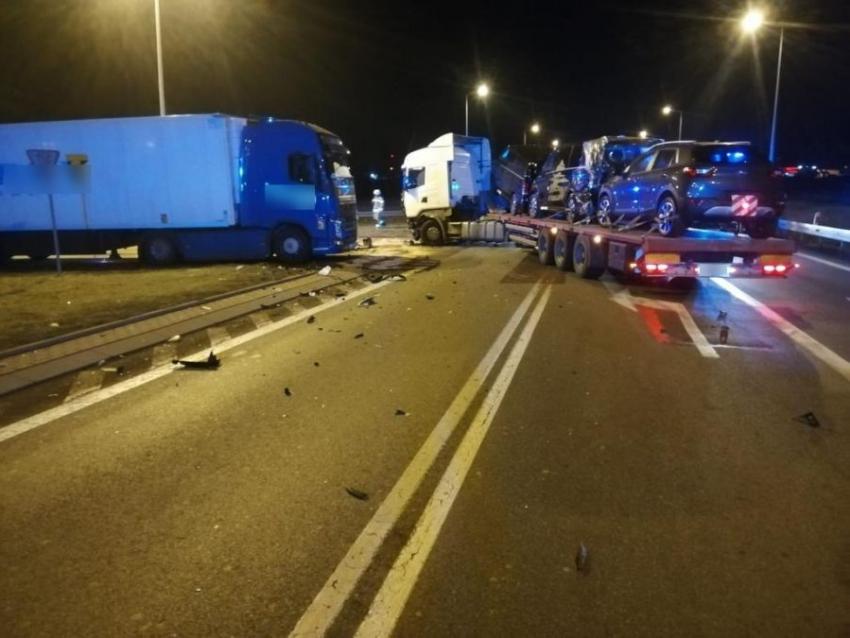 Śmiertelny wypadek na DK30 w pobliżu zjazdu na autostradę A4 w Zgorzelcu. Na zdjęciu pojazdy ciężarowe uczestniczące w zdarzeniu