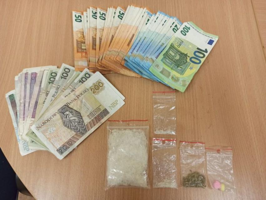 Zabezpieczone przez zgorzeleckich policjantów narkotyki i pieniądze / fot. KPP Zgorzelec