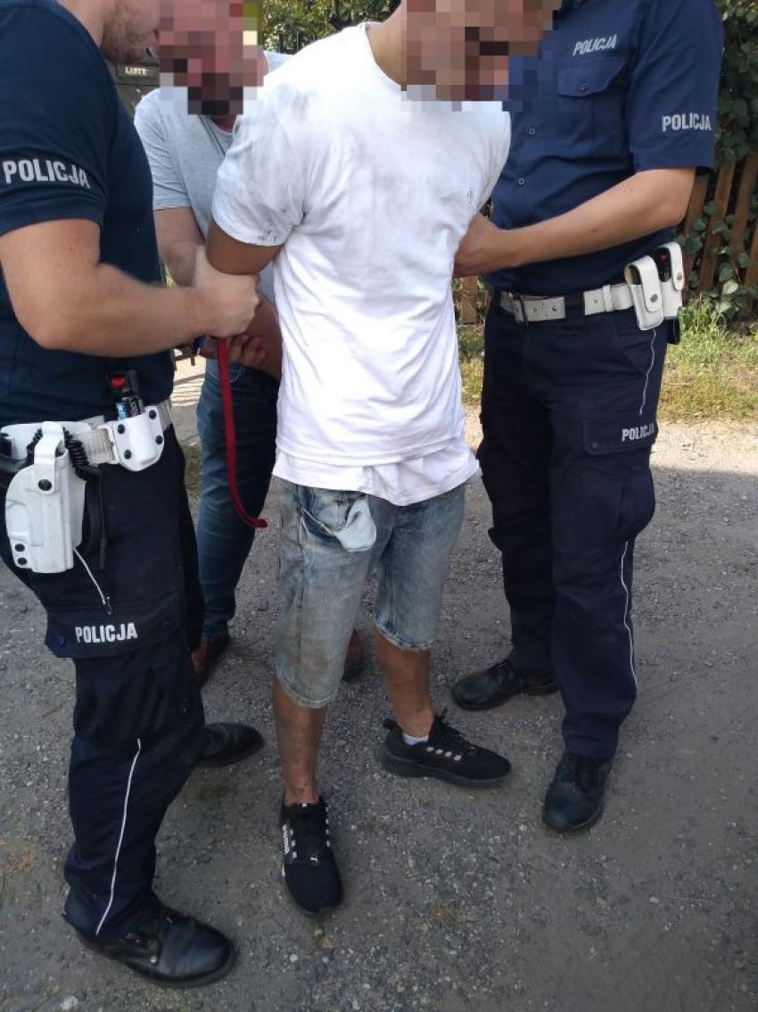 Policjanci z zatrzymanym mężczyzną / fot. KPP Zgorzelec