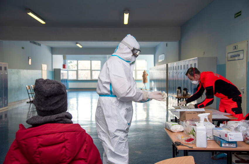 Nauczyciele w Bogatyni testowani na obecność SARS-CoV-2 - zdjęcie nr 1