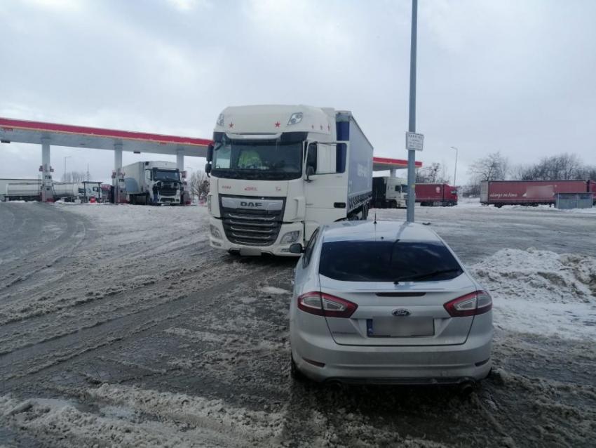 Zatrzymany do kontroli drogowej samochód ciężarowy / fot. KPP Zgorzelec