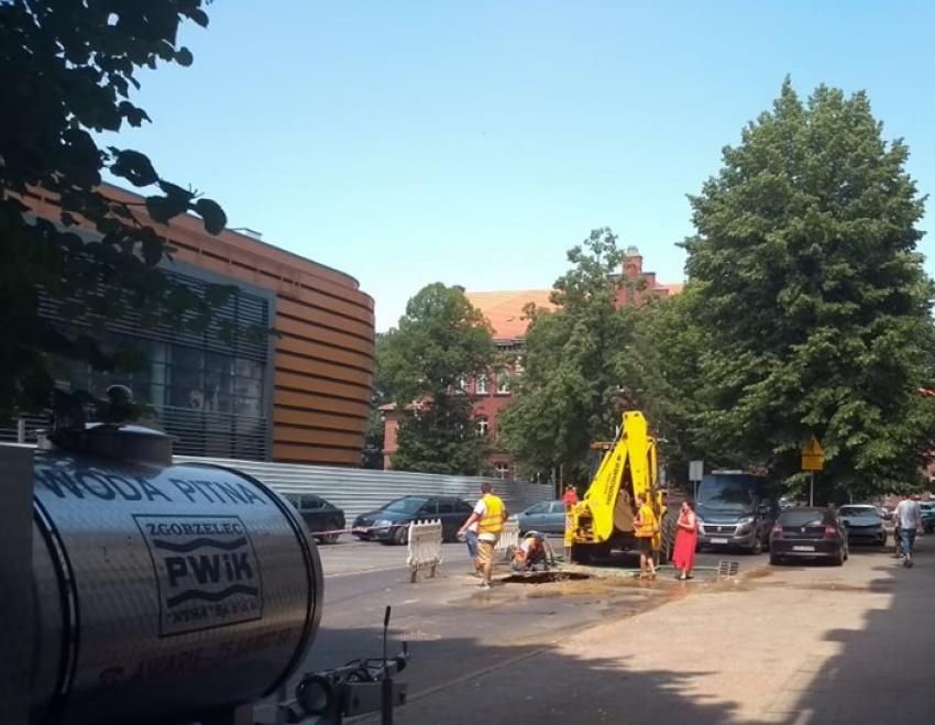 Usuwanie awarii sieci wodociągowej przy ul. Wolności w Zgorzelcu