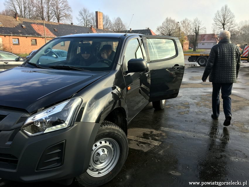 1.12 Starostwo Powiatowe w Zgorzelcu odebrało nowy samochód | materiały prasowe starostwa
