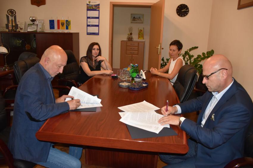 Podpisanie umowy na prowadzenie placówki opiekuńczo-wychowawczej w Zgorzelcu / fot. Starostwo Powiatowe w Zgorzelcu