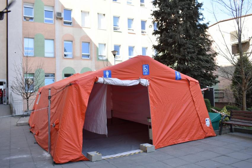 Namiot udostępniony przez straż pożarną przed zgorzeleckim szpitalem / fot. DUW
