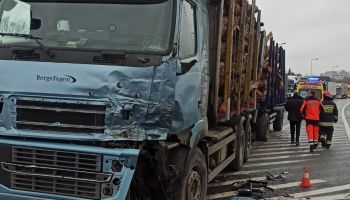 Kolizja dwóch samochodów ciężarowych przy zjeździe na autostradę A4 / fot. KP PSP Zgorzelec