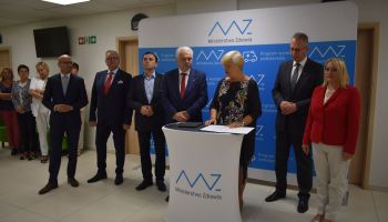 Podpisanie umowy na zakup nowego ambulansu  / fot. Starostwo Powiatowe w Zgorzelcu