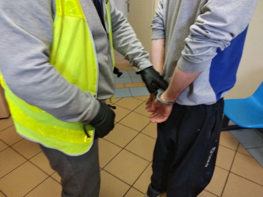 Policjant zakładający kajdanki zatrzymanemu mężczyźnie / fot. KPP Zgorzelec