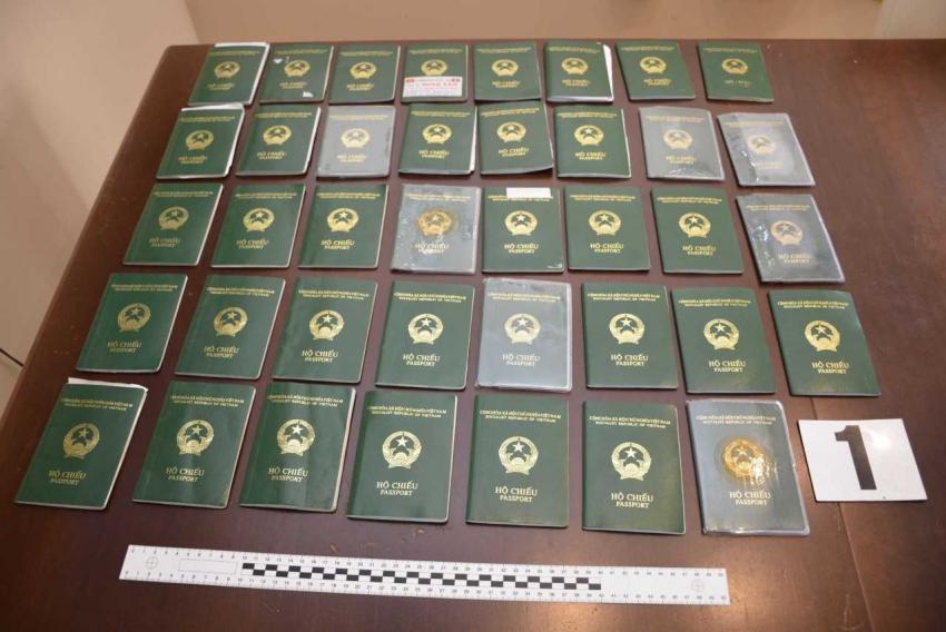 Paszporty zabezpieczone przez pograniczników / fot. NOSG