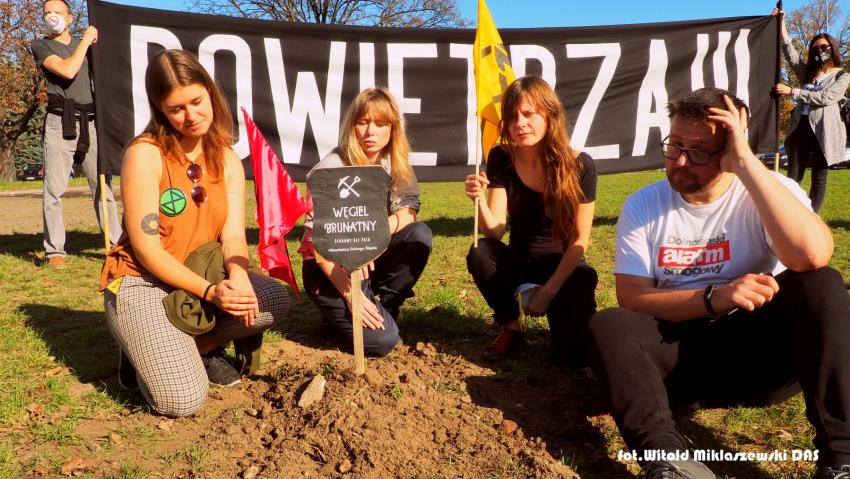 Symboliczny pogrzeb węgla brunatnego pod oknami Marszałka Województwa Dolnośląskiego - zdjęcie nr 31