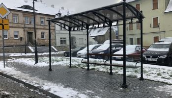 Nowa wiata przystankowa w Rynku Miejskim w Zawidowie / fot. UM Zawidów