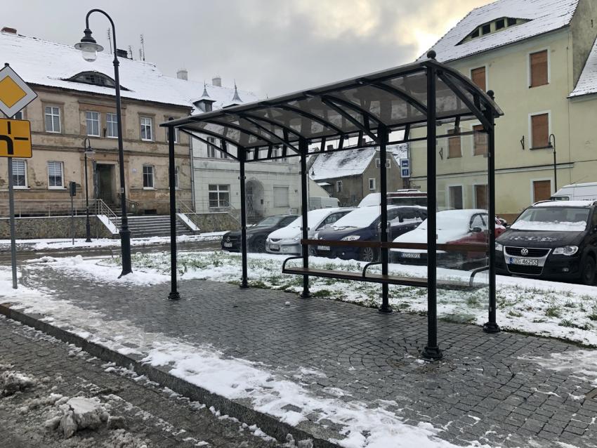 Nowa wiata przystankowa w Rynku Miejskim w Zawidowie / fot. UM Zawidów