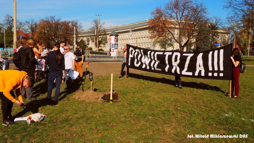 Symboliczny pogrzeb węgla brunatnego pod oknami Marszałka Województwa Dolnośląskiego - zdjęcie nr 7