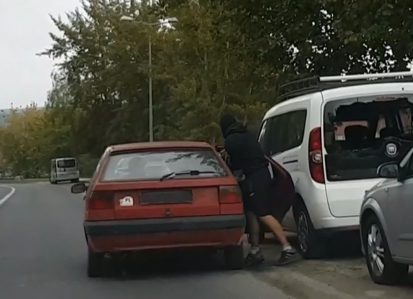 Zdjęcie z zatrzymania sprawców włamania do samochodu (fot.: KPP Zgorzelec)