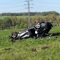 Poważny wypadek w Dětřichovie. Samochód wypadł z drogi i dachował na pastwisku