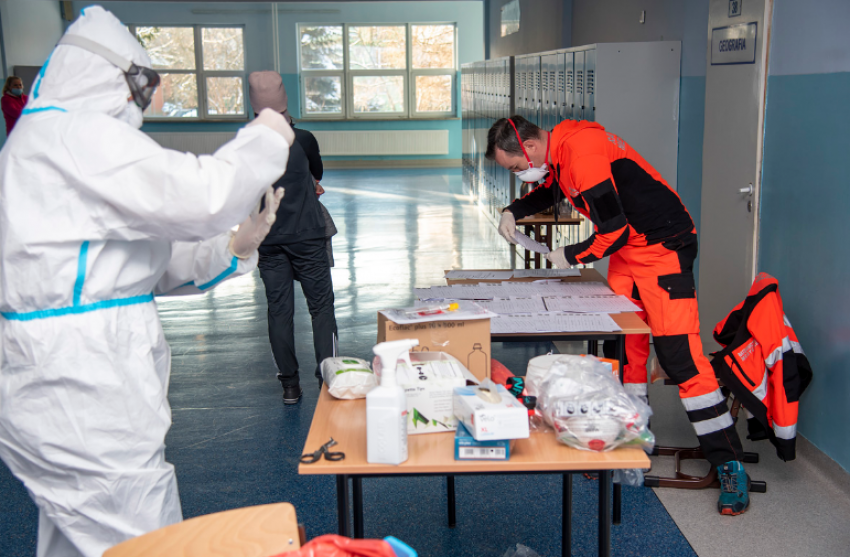 Nauczyciele w Bogatyni testowani na obecność SARS-CoV-2 - zdjęcie nr 3