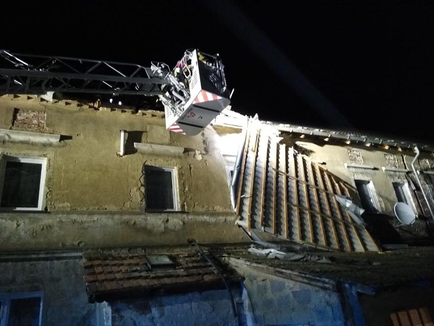 Zerwany dach w budynku mieszkalnym w Małej Wsi Dolnej / fot. mł. kpt. Grzegorz Fleszar / KP PSP Zgorzelec