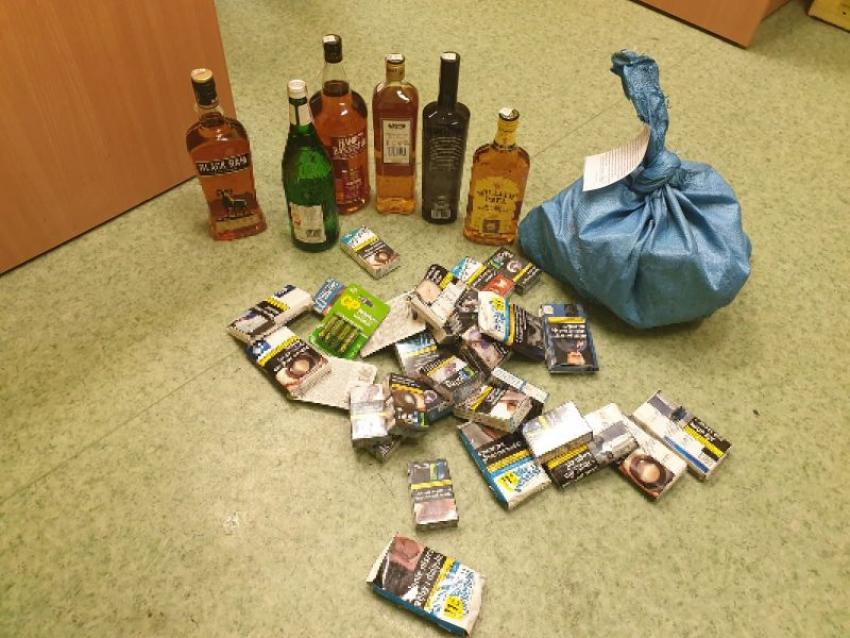 Część skradzionych butelek z alkoholem i wyrobów tytoniowych / fot. KPP Zgorzelec