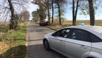 Droga, nieoznakowany radiowóz i samochód osobowy marki Kia, który uderzył w drzewo / fot. KPP Zgorzelec