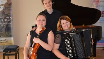 Zespół tworzą: Annę Krupę (skrzypce), Joannę Lewicką (akordeon) i Dominika Lewickiego (fortepian) | (fot.: PSM Zgorzelec)