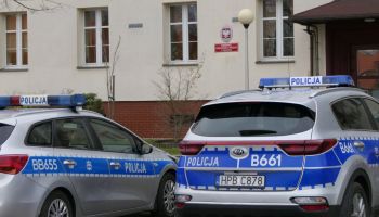 Policyjne radiowozy przed Komendą Powiatową Policji w Zgorzelcu / fot. KPP Zgorzelec