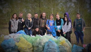 Młodzi dla Gminy Bogatynia podczas sprzątania miejscowości / fot. facebook MDG