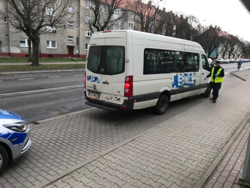 Policjantka przy busie / fot. KPP Zgorzelec