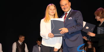 Najlepsi uczniowie odebrali stypendia i nagrody burmistrza cz. 1 - zdjęcie nr 16