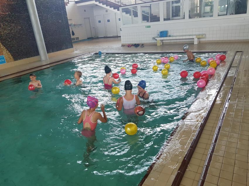 Uczniowie Szkoły Podstawowej w Sulikowie i Szkoły Podstawowej w Biernej uczą się pływać / materiały Urzędu Gminy Sulików