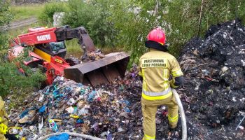 Pożar śmieci na terenie byłego zakładu przetwarzania odpadów w Bogatyni / fot. KP PSP Zgorzelec