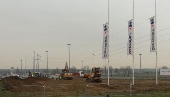 Wjechały maszyny. Będzie nowy parking. Większy będzie też sam hipermarket Carrefour.