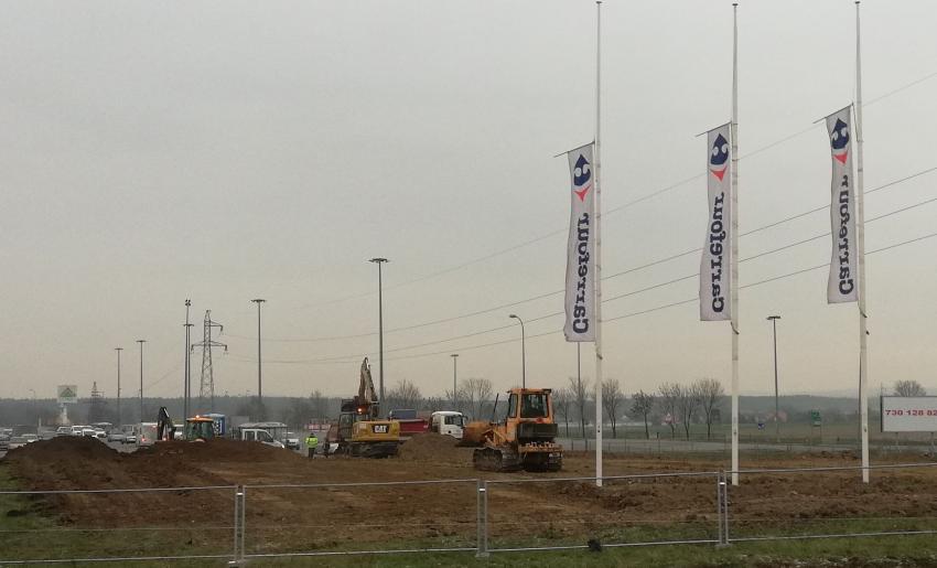 Wjechały maszyny. Będzie nowy parking. Większy będzie też sam hipermarket Carrefour.