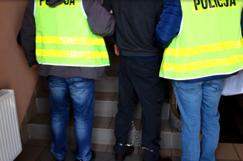 Policjanci prowadzący podejrzanego / zdjęcie ilustracyjne / fot. KPP Zgorzelec