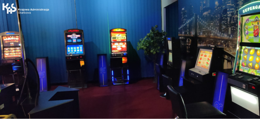 Salon z nielegalnymi automatami do gier hazardowych / fot. KAS