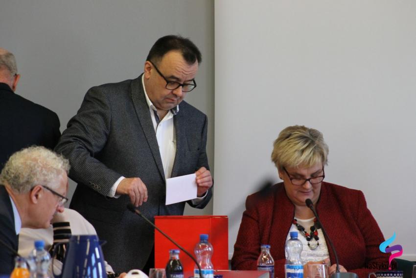 Za kandydaturą Krzysztofa Mazurka głosowało 11 radnych, 5 wstrzymało się od głosu.