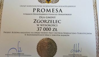 Zastępca wójta gminy Zgorzelec Marek Wolanin odebrał z rąk marszałka województwa dolnośląskiego promesę w wysokości 37 tys. zł.