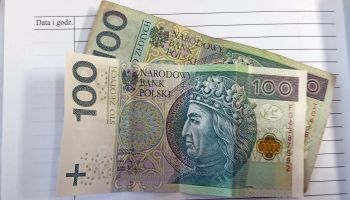 Dwa banknoty o nominale 100 zł / fot. KPP Zgorzelec