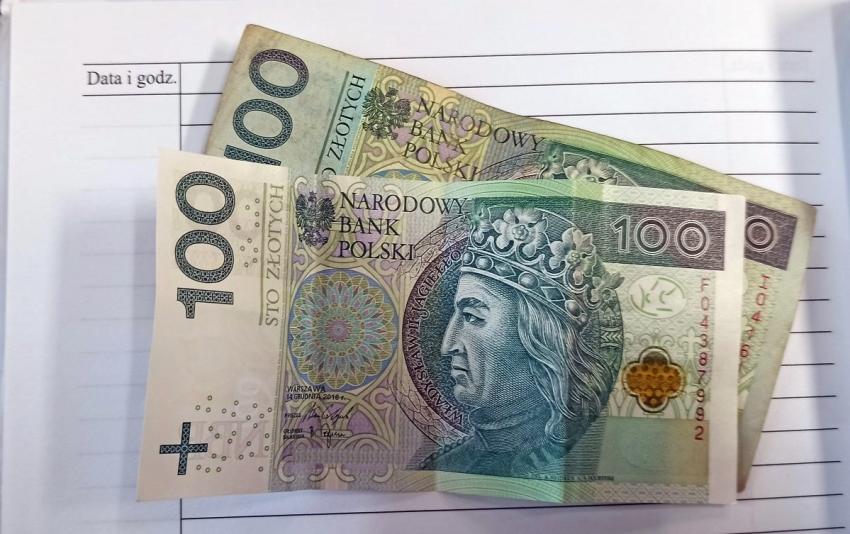 Dwa banknoty o nominale 100 zł / fot. KPP Zgorzelec
