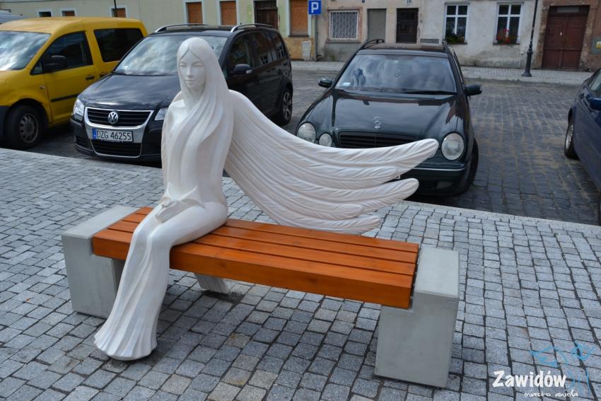 Ławka z rzeźbą anioła na rynku w Zawidowie / fot. UM Zawidów
