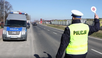 Policjant zatrzymujący pojazd / fot. KPP Zgorzelec