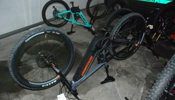 Odzyskane rowery elektryczne / fot. NOSG