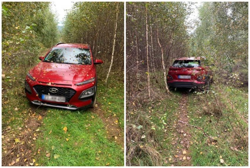 Hyundai Kona w środku lasu w pobliżu Bogatyni. Auto zostało skradzione w Niemczech / fot. KPP Zgorzelec