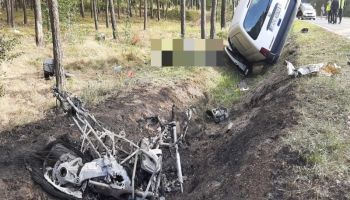 Zdjęcie z miejsca wypadku w Kozłowie: spalony motocykl i samochód / fot. KWP Wrocław