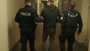 Policjanci prowadzący zatrzymanego / fot. KPP Zgorzelec