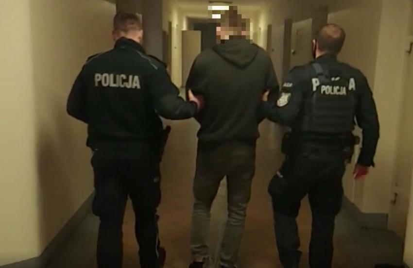 Policjanci prowadzący zatrzymanego / fot. KPP Zgorzelec