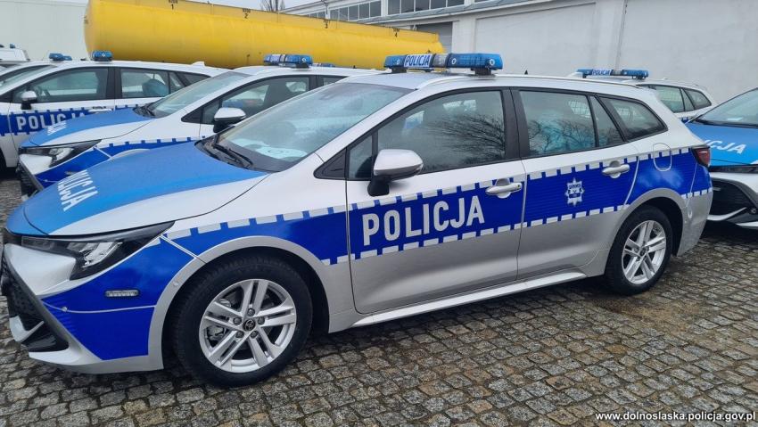 Nowe radiowozy oznakowane marki Toyota Corolla z napędem hybrydowym w dolnośląskiej policji / fot. KWP Wrocław