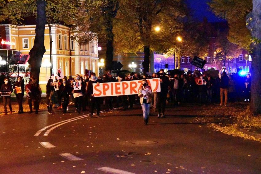 Stanisława Kuzio-Podrucka idąca na czele protestujących mieszkańców Zgorzelca / fot. Mariusz Zet