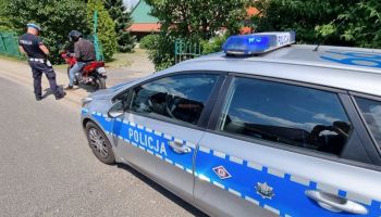 Policjant kontrolujący motocyklistę / fot. KPP Zgorzelec