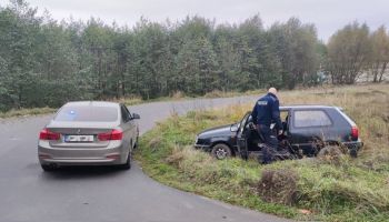 Nieoznakowany pojazd policji wraz z zatrzymanym do kontroli pojazdem marki Volkswagen / fot. KPP Zgorzelec